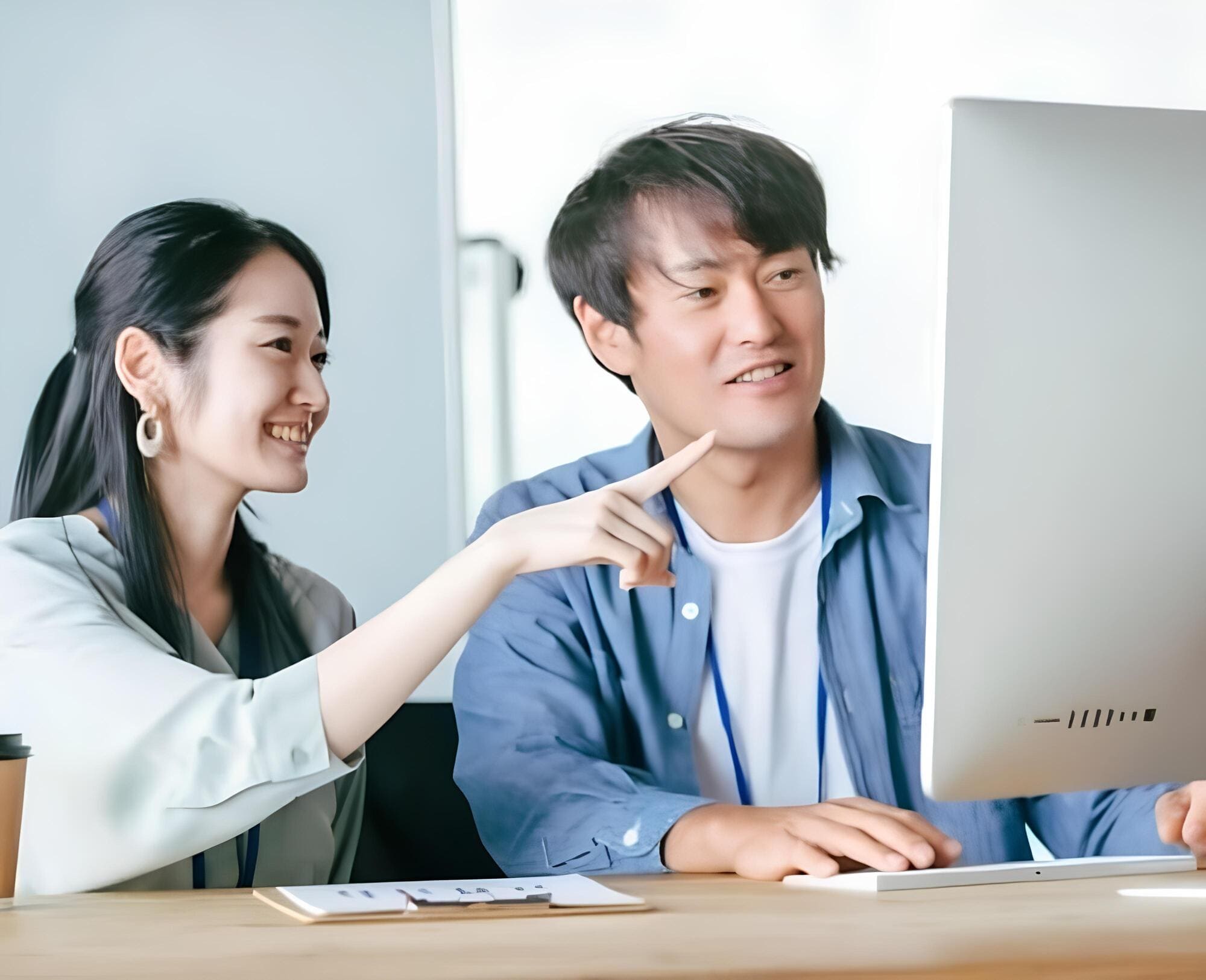支援スタッフと利用者が話す様子